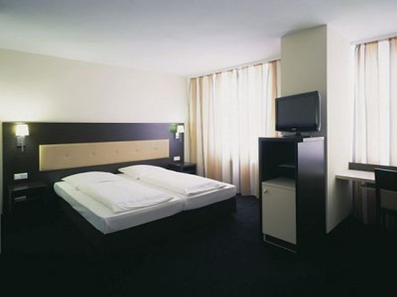 Bristol - Frankfurt - Station 4*